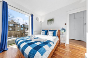 Balcony Blue Theme 1 Bedroom Central London Luxury Flat Near Hyde Park! Accommodates up to 6! Double Sofa Bed and Next to Station!